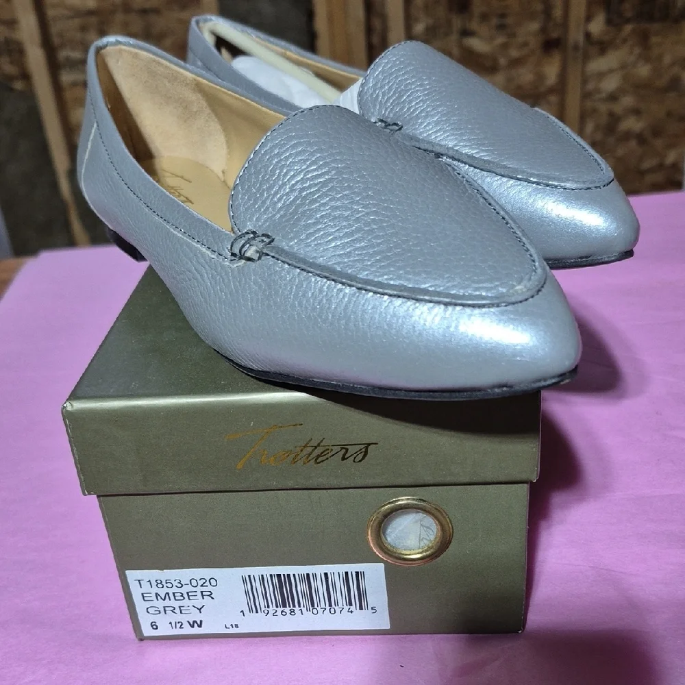 Trotters Metallic Silver Flats
